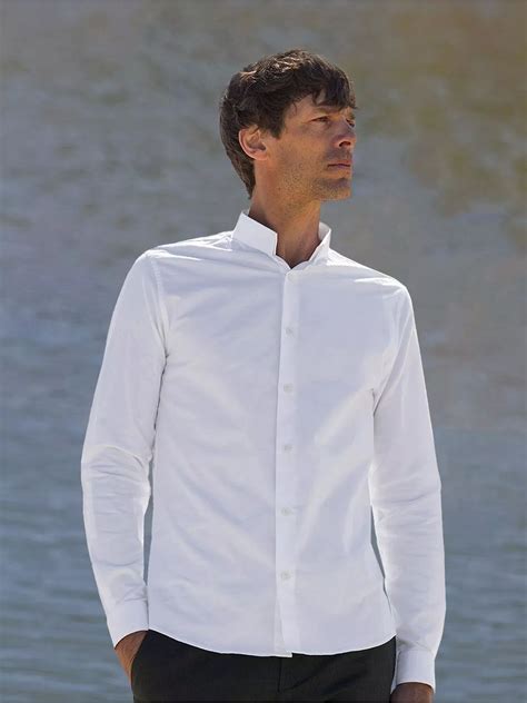 Chemise col inversé en popeline blanche .